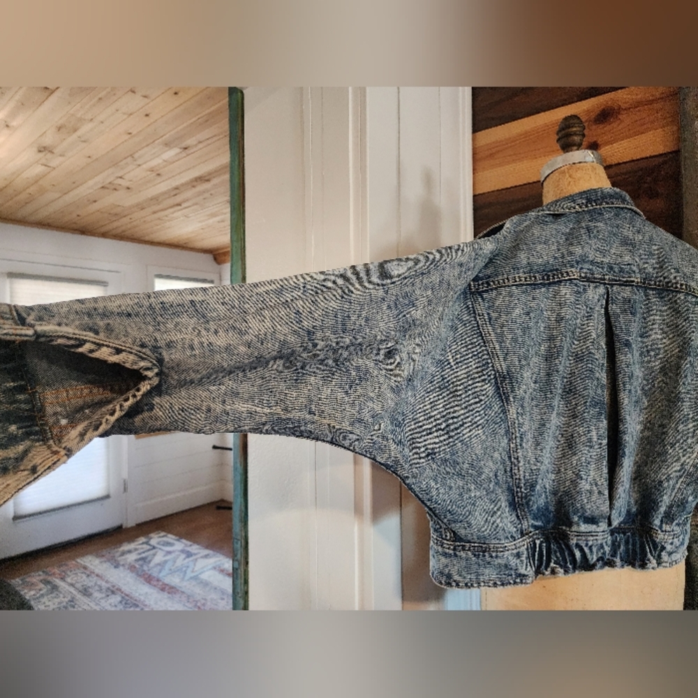 Vintage Acid Wash Denim Jean Jacket With Roglin Sleeves. - Picture 6 of 9